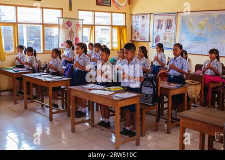 Sekretariat Bebek Lingsir, Indonesia, 4 settembre 2014: Bambini delle scuole balinesi che frequentano una lezione a Bali, Indonesia Foto Stock