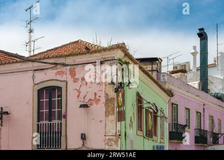 Cascais, Portogallo, 22 aprile 2014: Facciate nella via della città vecchia di Cascais, una popolare destinazione turistica vicino alla città di Lisbona, Portogallo Foto Stock