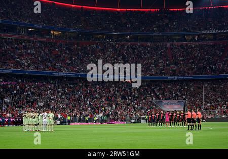 Minuto di silenzio per le vittime delle calamità naturali in Marocco e Libia, FC Bayern Monaco vs Bayer 04 Leverkusen, Allianz Arena, Monaco Foto Stock
