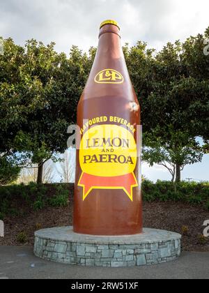 Bottiglia gigante di limone e Paeroa, la bevanda preferita in nuova Zelanda. Paeroa, nuova Zelanda - 17 settembre 2023 Foto Stock