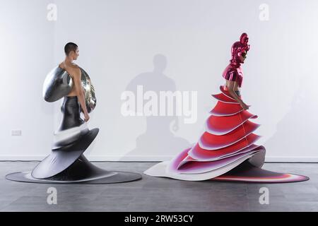 Londra, Regno Unito. 16 settembre 2023. Le modelle camminano lungo la passerella durante la sfilata KWK by Kay Kwok alla London Fashion Week. Credito: Wiktor Szymanowicz/Alamy Live News Foto Stock