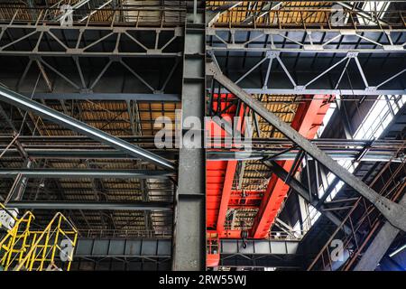 Trave a capriata in acciaio di una fabbrica di acciaio Foto Stock