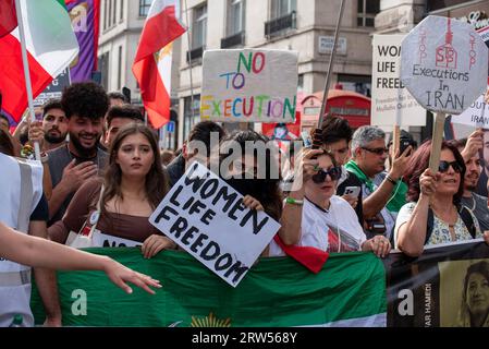 Londra, Regno Unito. 16 settembre 2023. Un manifestante tiene in mano un cartello che dice "Woman Life Freedom" durante la manifestazione. Manifestanti iraniani riuniti dall'ambasciata iraniana a Londra nel primo anniversario della morte di Mahsa Amini. E' morta all'ospedale un anno fa a Teheran, in Iran, in circostanze sospette, dopo la custodia della polizia. Credito: SOPA Images Limited/Alamy Live News Foto Stock