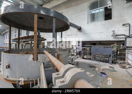 i lavoratori effettuano lavori di costruzione civile in un edificio industriale. Foto Stock