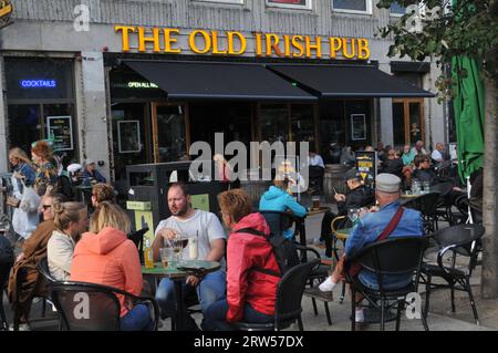 Copenaghen/Danimarca/16 settembre 2023/servizio all'aperto presso il vecchio pub irlandese sulla verstesrbrogade nella capitale danese. (Foto: Francis Joseph Dean/Dean Pictures) Foto Stock