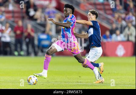 Toronto, Canada. 16 settembre 2023. DeAndre Kerr (L) del Toronto FC sfonda durante il 2023 Major League Soccer (MLS) match tra Toronto FC e Vancouver Whitecaps al BMO Field di Toronto, Canada, il 16 settembre 2023. Crediti: Zou Zheng/Xinhua/Alamy Live News Foto Stock