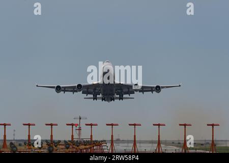 Richmond, British Columbia, Canada. 16 settembre 2023. Un jet di linea Boeing 747-400 Lufthansa (D-ABTL) trasportato in volo dopo il decollo dall'aeroporto internazionale di Vancouver. (Immagine di credito: © Bayne Stanley/ZUMA Press Wire) SOLO USO EDITORIALE! Non per USO commerciale! Foto Stock