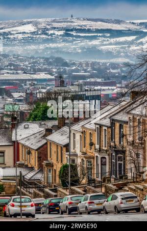 Scena invernale di Blackburn, Lancashire, Regno Unito - guardando verso la Darwen Tower Foto Stock