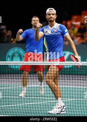 I tennisti cechi Adam Pavlasek (a sinistra) e Tomas Machac (a destra) in azione durante la partita del gruppo C di Coppa Davis 2023 contro Novak Djokovic e Nikola Foto Stock