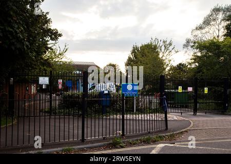 I cancelli della Topsham School da lontano, nel tardo pomeriggio Foto Stock