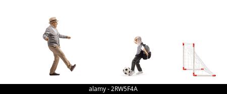 Ragazzo e nonno che giocano a calcio davanti a un mini goal isolato su sfondo bianco Foto Stock