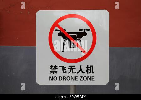 Cartello "No Drone zone" sul muro, Pechino Foto Stock