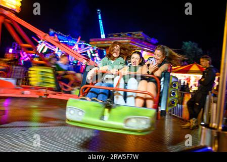 Ringwood, Hampshire, Regno Unito, 16 settembre 2023: I ciclisti che amano divertirsi ad alta velocità. La fiera fa parte del weekend di carnevale. Paul Biggins/Alamy Live News Foto Stock