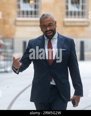 Londra, Regno Unito. 17 settembre 2023. Il segretario agli Esteri James viene visto abilmente fuori dalla BBC prima di apparire nello show di Laura Kuenssberg..Credit: Tayfun salci / Alamy Live News Foto Stock