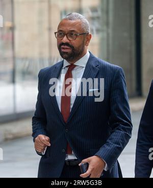 Londra, Regno Unito. 17 settembre 2023. Il segretario agli Esteri James viene visto abilmente fuori dalla BBC prima di apparire nello show di Laura Kuenssberg..Credit: Tayfun salci / Alamy Live News Foto Stock