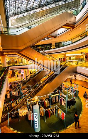 Il Raffles City e' un grande complesso situato nel quartiere Civico all'interno del centro citta'-stato di Singapore. Foto Stock