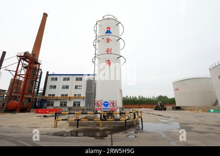 Serbatoio di stoccaggio del petrolio di raffineria, Cina settentrionale Foto Stock