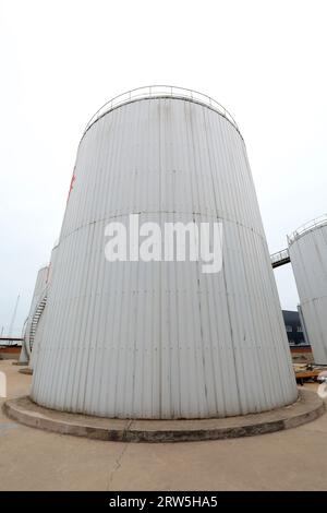 Serbatoio di stoccaggio del petrolio di raffineria, Cina settentrionale Foto Stock