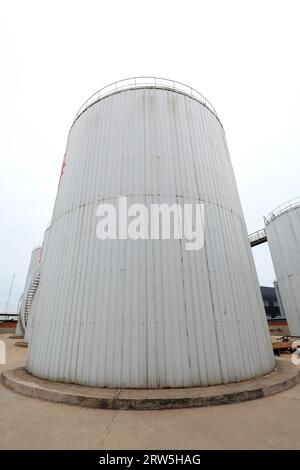 Serbatoio di stoccaggio del petrolio di raffineria, Cina settentrionale Foto Stock