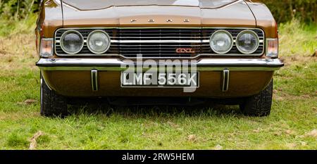 Newcastle-under-Lyme, Staffordshire-regno unito aprile, 14, 2023 Vista frontale su oro, marrone Ford Cortina GXL Mk3 degli anni '1970 Foto Stock