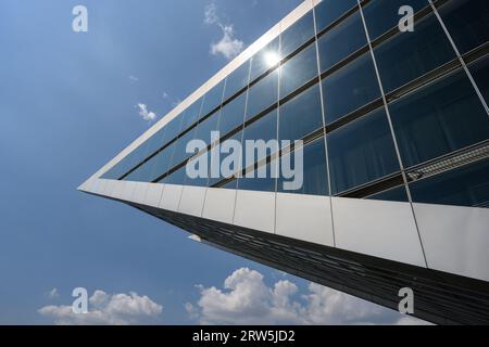 Amburgo, Germania - 17 giugno 2023: Edificio degli uffici della banchina dettaglio esterno con facciata in vetro e riflesso. Foto Stock