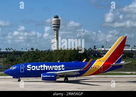 Orlando, Stati Uniti. 16 settembre 2023. Un taxi aereo della Southwest Airlines passa davanti alla torre di controllo dell'Aeroporto Internazionale di Orlando. Giovedì Southwest Airlines ha dichiarato di essere meglio preparata a gestire il prossimo clima invernale a causa dei "grandi investimenti" effettuati dal vettore per migliorare la capacità di sbrinamento e il personale. Southwest ha cancellato migliaia di voli nel dicembre 2022, il risultato di una massiccia tempesta invernale. Credito: SOPA Images Limited/Alamy Live News Foto Stock