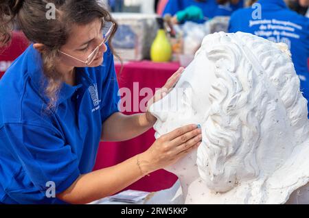 Un'artista francese lavora su una grande testa di gesso come parte dei lavori di ristrutturazione della cattedrale di Notre Dame bruciata a Parigi presso l'European Herita Foto Stock