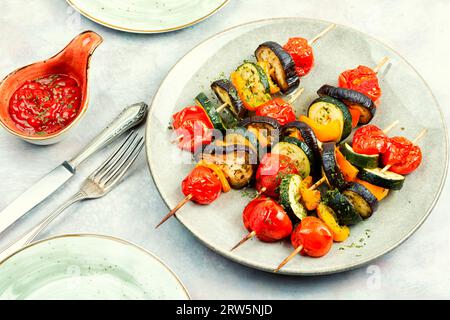 Spiedini grigliati con verdure miste. Barbecue estivo. Foto Stock