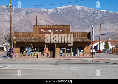 Lone Pine, CA, USA - 9 febbraio 2023 - Daves Auto Parts in a Small Mountain Foto Stock