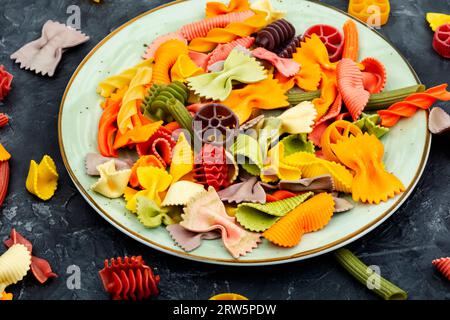 Pasta colorata o maccheroni per bambini. Pasta di vari colori. Cibo italiano Foto Stock