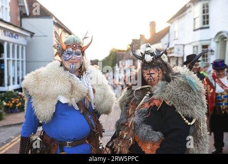 Mayfield, Sussex, Regno Unito 16 settembre 2023. L'evento annuale che ricorda i 4 martiri protestanti locali bruciati sul rogo per la loro fede sotto la regina Maria, il 24 settembre 1556. Gestito dalla Mayfield Bonfire Society, è sempre una serata spettacolare nel centro della graziosa Mayfield. Credito : Monica Wells/Alamy Live News Foto Stock