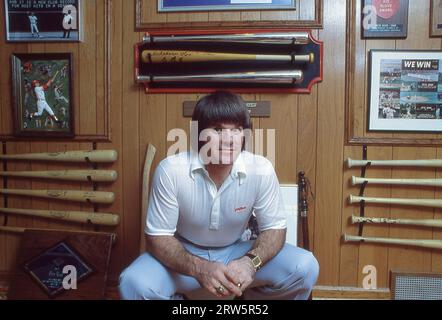 Un ritratto del 1979 di Pete Rose a casa nella sua sala dei trofei a Cincinnati, Ohio, dopo essere diventato il primo uomo da 3 milioni di dollari del baseball. Foto Stock