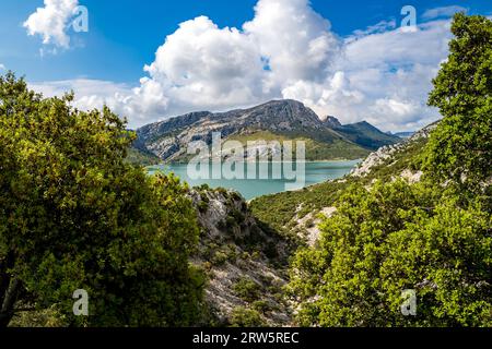 Panorama che mostra il tranquillo lago Cúber, annidato tra le montagne della Serra de Tramuntana, con le cime del Puig de sa Rateta e del Puig de Na Franque Foto Stock