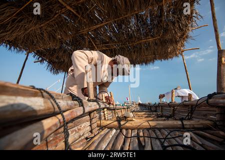 Costruttore di barche in legno dhow. costruzione di un dhow boat. Dhow Festival Doha Foto Stock