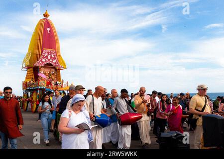 I membri di Hare Krishna sfilano lungo la passeggiata di Brighton e Hove. Settembre 2023 Foto Stock