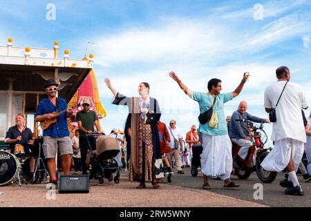 I membri di Hare Krishna sfilano lungo la passeggiata di Brighton e Hove. Settembre 2023 Foto Stock