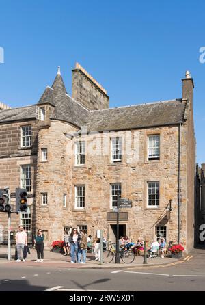 Persone sedute all'esterno della caffetteria Old Union a St Andrews, Fife, Scozia, Regno Unito Foto Stock