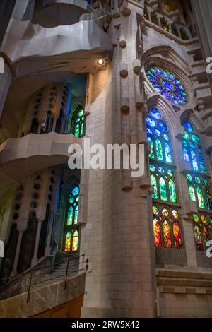 Vetrate colorate all'interno della Sagrada Familia Foto Stock