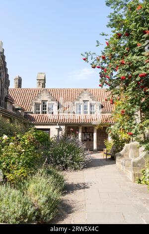 Il giardino della chiesa di Ognissanti, a St Andrews, Fife, Scozia, Regno Unito Foto Stock