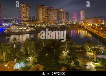 Isola artificiale in Qatar. Vista della Marina e degli edifici residenziali di Porto Arabia Pearl Qatar Foto Stock