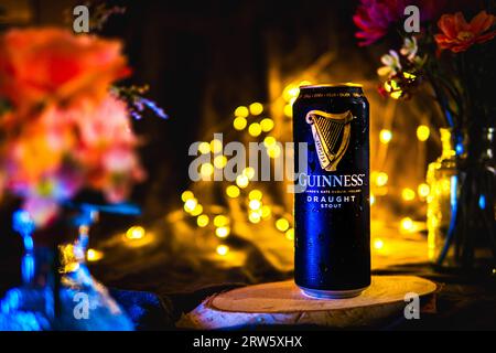 Birra Guinness fresca e fredda presso un pub irlandese a Dublino - DUBLINO,  IRLANDA - 20 APRILE 2022 Foto stock - Alamy