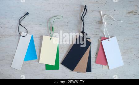 cartellini bianchi, cartellini dei prezzi per i prodotti con prezzo o sconto, spazio di copia gratuito, lastre piatte, tabella rustica Foto Stock