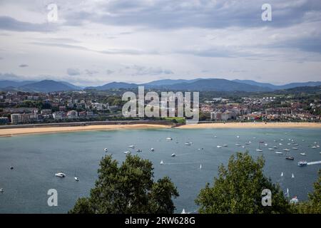 Vista della città e della baia di San Sebastián nel nord della Spagna. Foto Stock