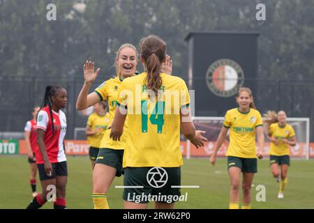 Rotterdam, Paesi Bassi. 17 settembre 2023. Rotterdam, Paesi Bassi, 17 settembre 2023: I giocatori del fortuna Sittard celcbrate dopo aver segnato durante la partita Eredivisie Vrouwen tra Feyemoord e fortuna Sittard a Varkenoord a Rotterdam, Paesi Bassi. (Leiting Gao/SPP) credito: SPP Sport Press Photo. /Alamy Live News Foto Stock