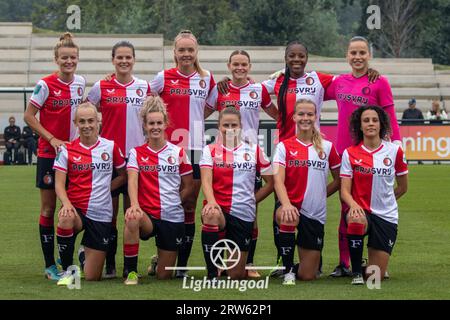 Rotterdam, Paesi Bassi. 17 settembre 2023. Rotterdam, Paesi Bassi, 17 settembre 2023: I giocatori del Feyenoord scattano una foto di gruppo prima della partita Eredivisie Vrouwen tra Feyemoord e fortuna Sittard a Varkenoord a Rotterdam, Paesi Bassi. (Leiting Gao/SPP) credito: SPP Sport Press Photo. /Alamy Live News Foto Stock