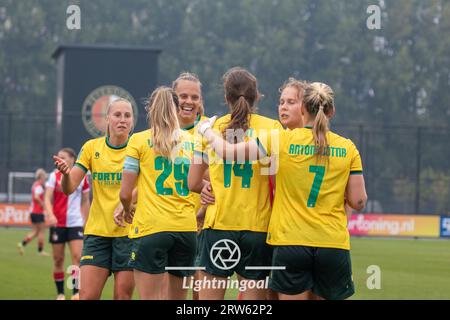 Rotterdam, Paesi Bassi. 17 settembre 2023. Rotterdam, Paesi Bassi, 17 settembre 2023: I giocatori del fortuna Sittard celcbrate dopo aver segnato durante la partita Eredivisie Vrouwen tra Feyemoord e fortuna Sittard a Varkenoord a Rotterdam, Paesi Bassi. (Leiting Gao/SPP) credito: SPP Sport Press Photo. /Alamy Live News Foto Stock