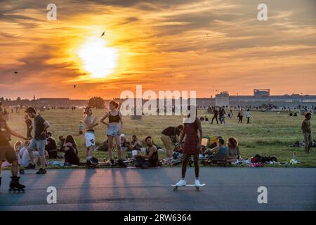 Tempelhofer Feld, Menschen bei Freizeitaktivitäten auf der Startbahn und Landebahn auf dem ehemaligen Flughafen Berlin-Tempelhof, Sonnenuntergang, BE Foto Stock