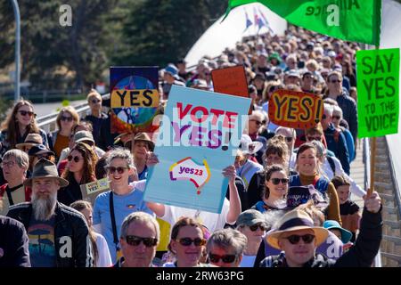 Votazioni Sì manifestazione referendaria a Hobart, Nipaluna, Tasmania domenica 17 settembre 2023. Insieme alle passeggiate attraverso il paese, migliaia di persone camminano a Hobart a sostegno di un voto sì per il riconoscimento degli australiani indigeni nella costituzione australiana e una voce al parlamento. Il referendum sarà messo ai voti il 14 ottobre 2023. Il risultato del referendum è stato che il voto NO ha vinto con una media del 60 per cento contro IL 40 per cento per il voto SÌ. Foto Stock