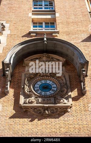 Orologio sull'ex edificio (costruito nel 1903) della compagnie internationale des wagons-lits (CWL), rue des Mathurins, Parigi, Francia Foto Stock