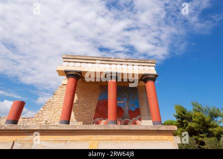 Ingresso nord, Propileo, all'antico Palazzo Minoico di Konssos, Grecia, Creta, durante il giorno di sole, contro il cielo blu e le nuvole bianche Foto Stock